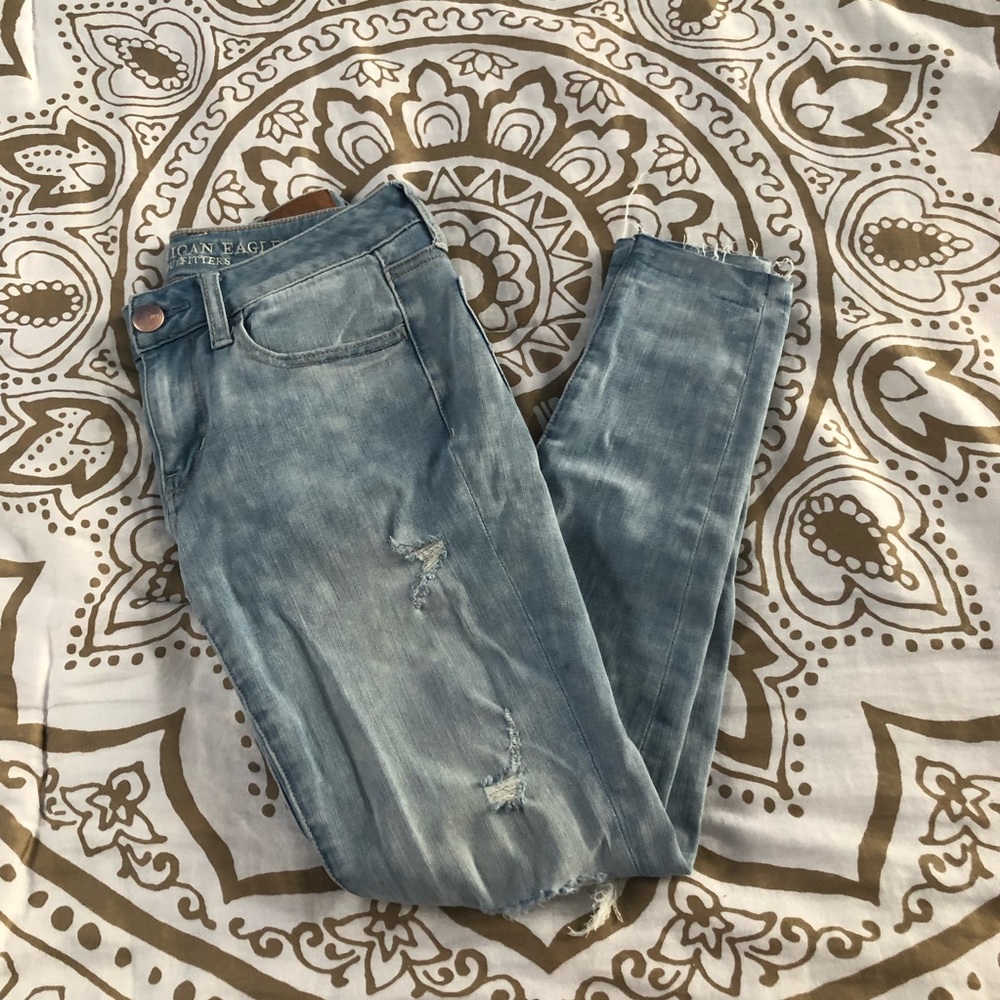 AE LIGHT WASH RIPPED JEANS